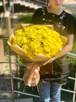 Букет 15 кустовых хризантем в крафте
