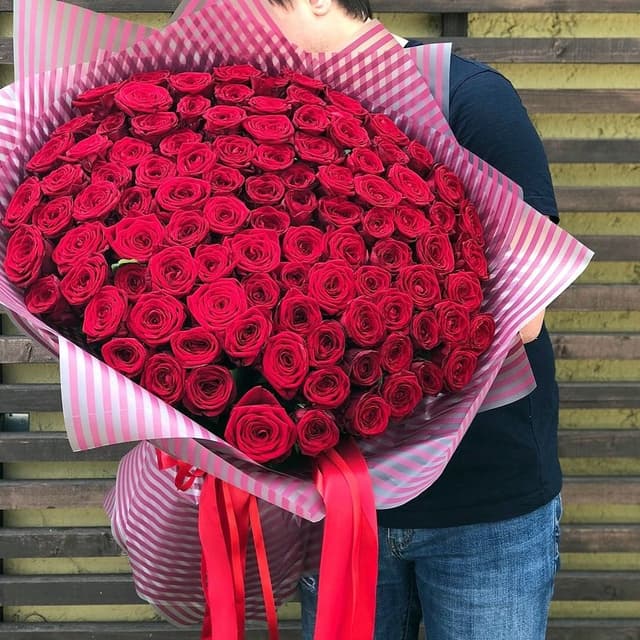 Шикарный букет из 101 красной розы Эквадор в матовой бумаге 100 см Шикарный букет из 101 красной розы Эквадор в матовой бумаге 100 см