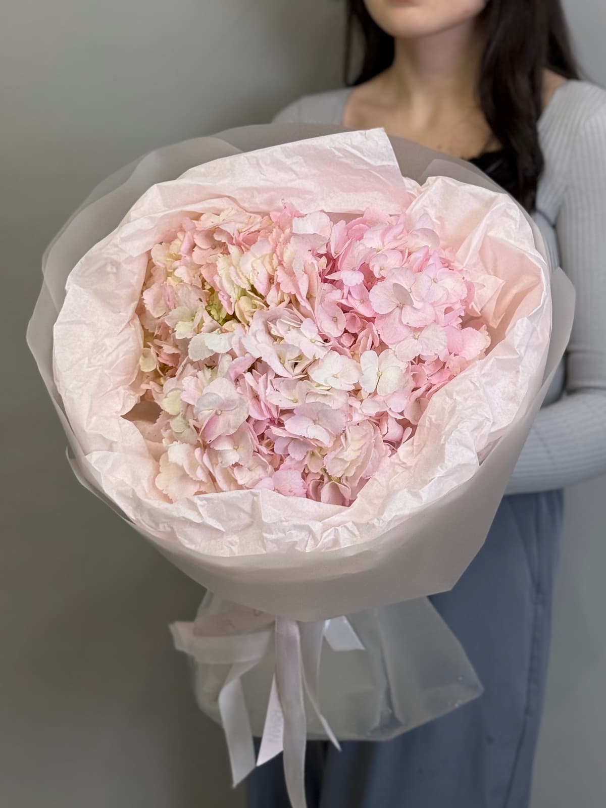 Букет из 3 розовых гортензий в фирменной упаковке