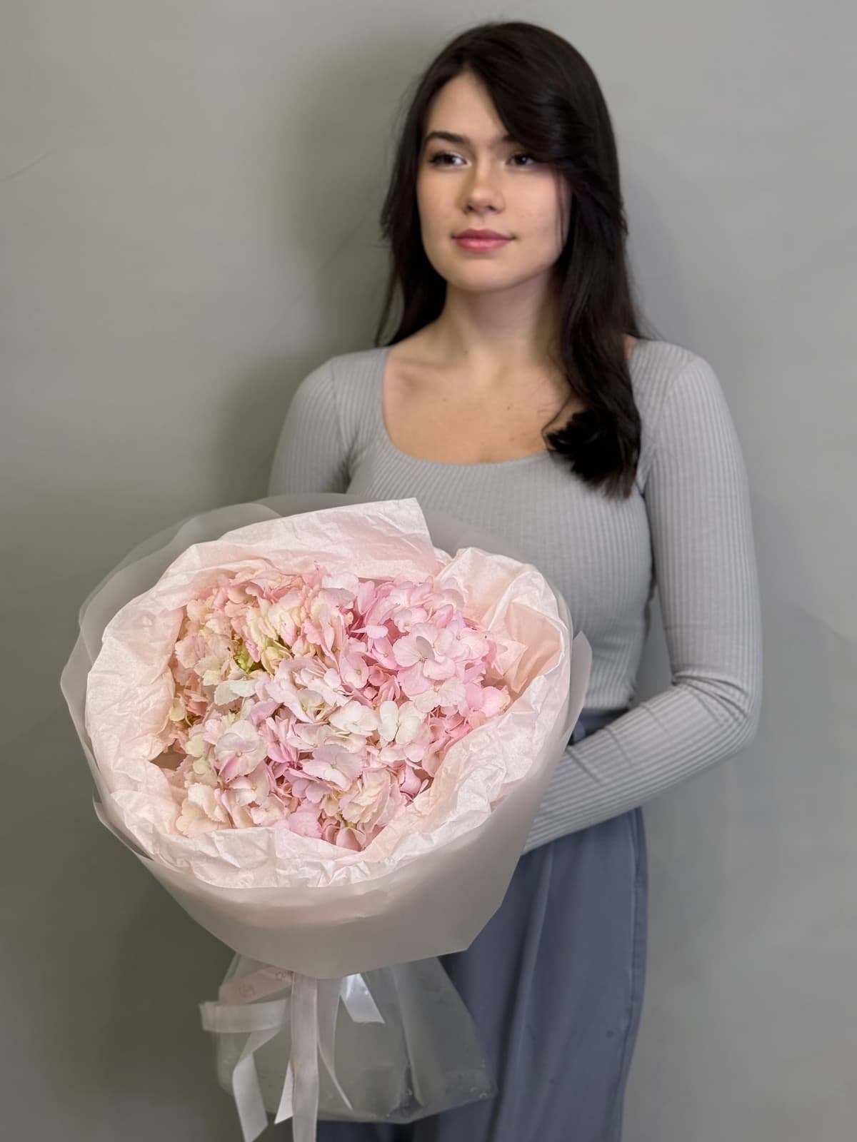 Букет из 3 розовых гортензий в фирменной упаковке