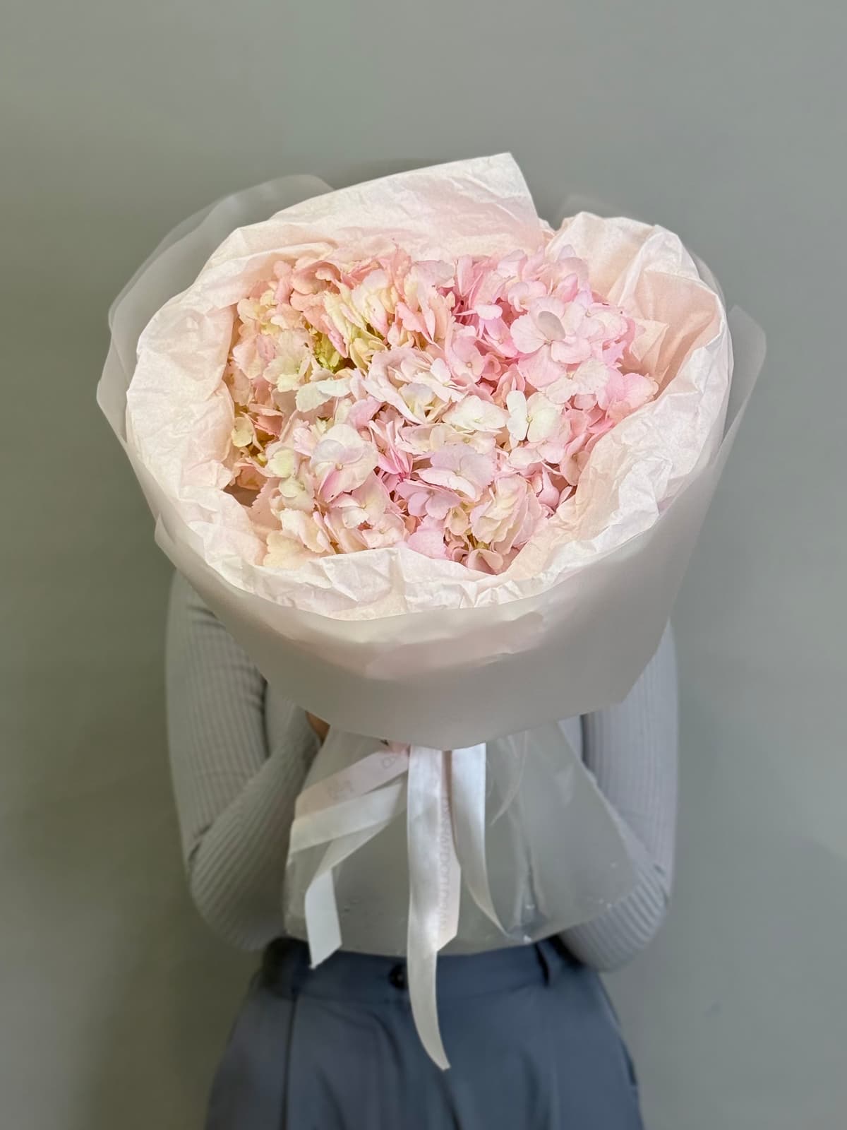 Букет из 3 розовых гортензий в фирменной упаковке