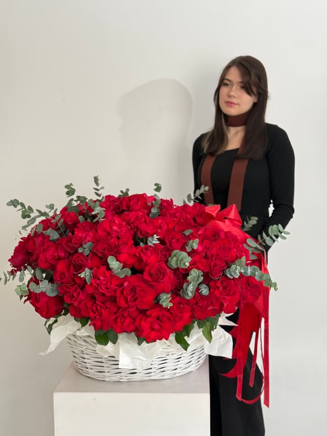 Композиция из 101 французской розы в корзине Композиция из 101 французской розы в корзине