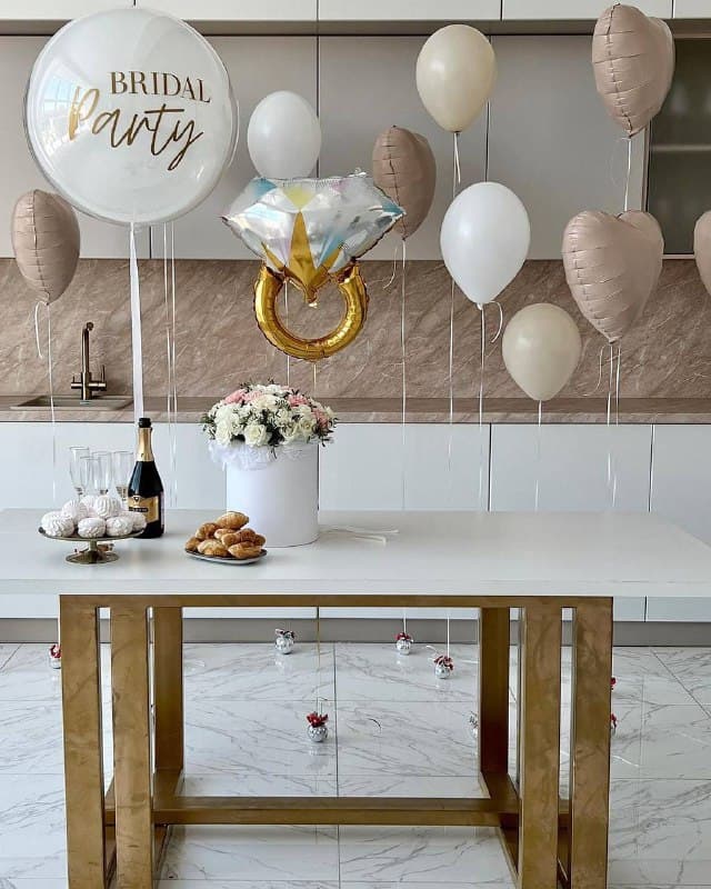 Композиция из шаров на грузах «Bridal party» Композиция из шаров на грузах «Bridal party»