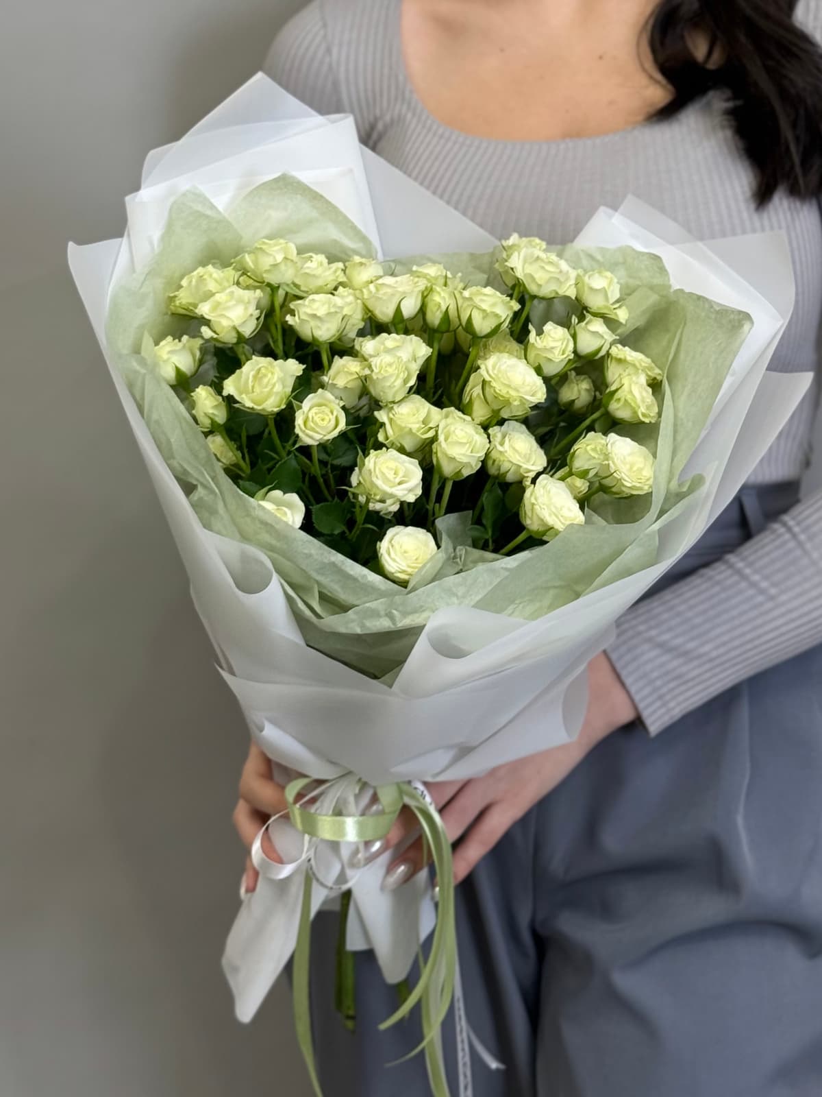 МЕГА АКЦИЯ Мини букет из 7 белых кустовых роз