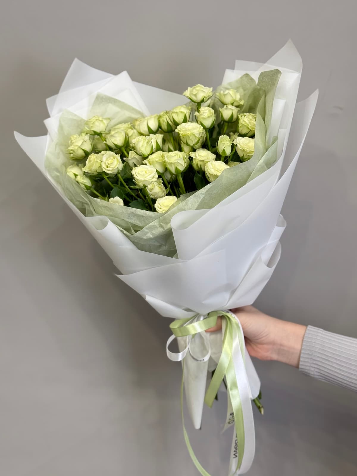 МЕГА АКЦИЯ Мини букет из 7 белых кустовых роз